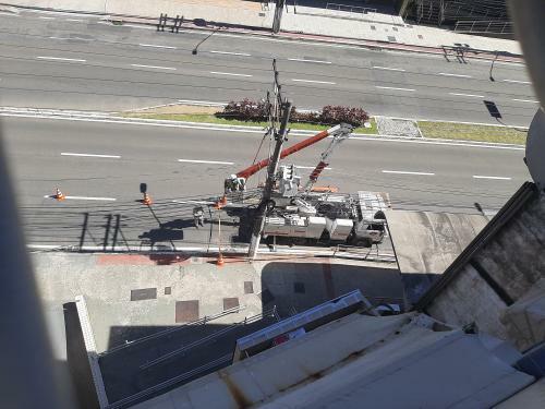 Após o acidente, a EDP chegou para avaliar a situação do poste e dos fios por Rosy Loureiro