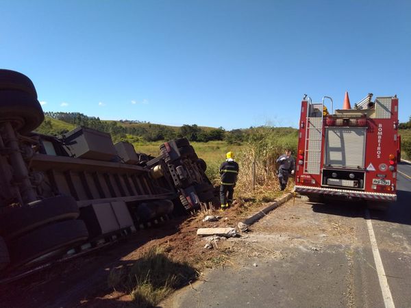 Caminhoneiro morre após carreta capotar em Bom Jesus do Norte por Polícia Militar