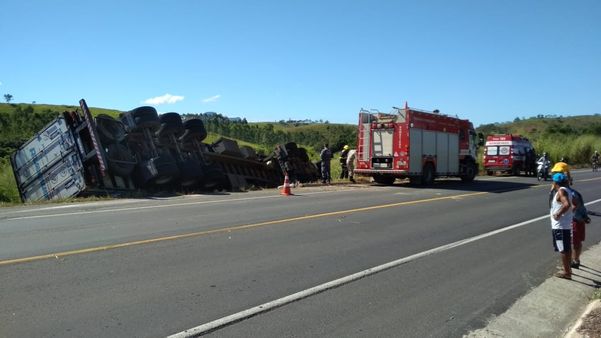 Caminhoneiro morre após carreta capotar em Bom Jesus do Norte por Polícia Militar