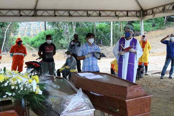 Líderes religiosos realizam extrema-unção no cemitério Nossa Senhora Aparecida, em Manaus (AM), em meio à pandemia de coronavírus