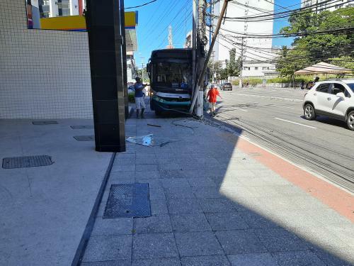 Ônibus bate em poste na Reta da Penha por Rosy Loureiro