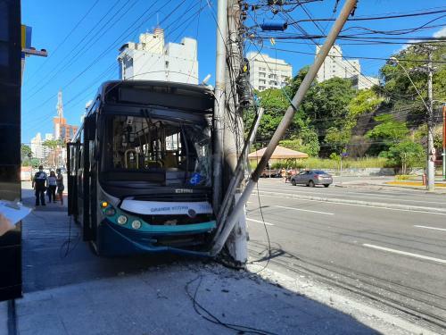 Ônibus bate em poste na Reta da Penha
