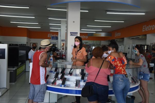 Data: 11/05/2020 - ES - Vila Velha - Clientes fazendo compras na lojas Sipolatti, em Vila Velha GZ por Ricardo Medeiros