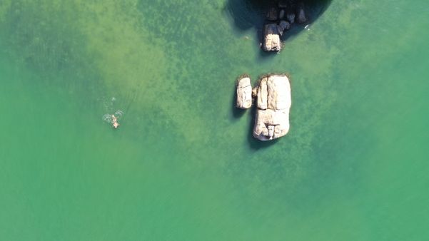 Imagens de drone da Baía das Tartarugas na Curva da Jurema, em Vitória por Julio Teixeira (@jotatx)