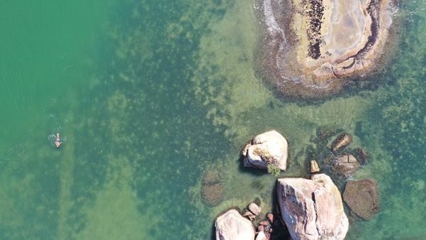 Imagens de drone da Baía das Tartarugas na Curva da Jurema, em Vitória por Julio Teixeira (@jotatx)