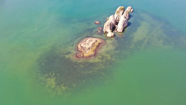Imagens de drone da Baía das Tartarugas na Curva da Jurema, em Vitória por Julio Teixeira (@jotatx)