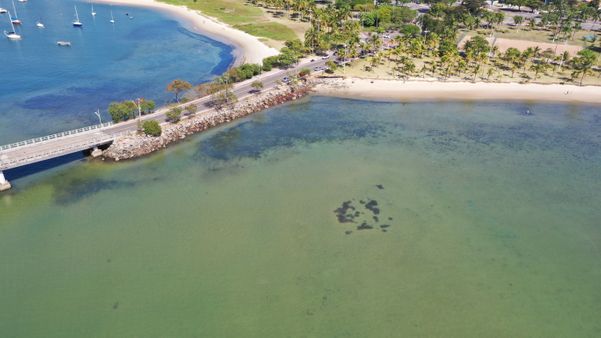 Imagens de drone da Baía das Tartarugas na Curva da Jurema, em Vitória por Julio Teixeira (@jotatx)