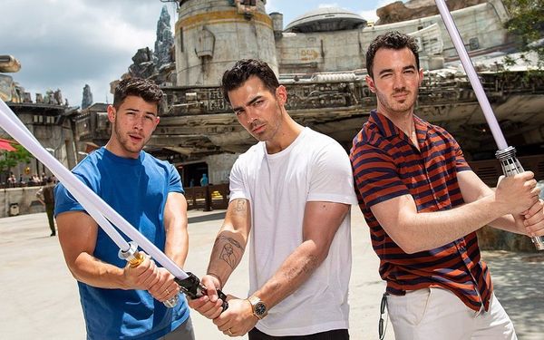 Nick, Joe e Kevin formam o Jonas Brothers