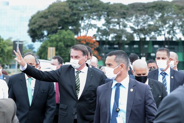 Presidente Jair Bolsonaro acompanhado por ministros e empresários, vai ao STF reclamar que o combate ao coronavírus prejudica a economia