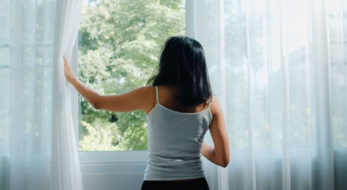 Aprenda quatro passos simples de lavar as cortinas de forma prática e segura com produtos que você tem em casa