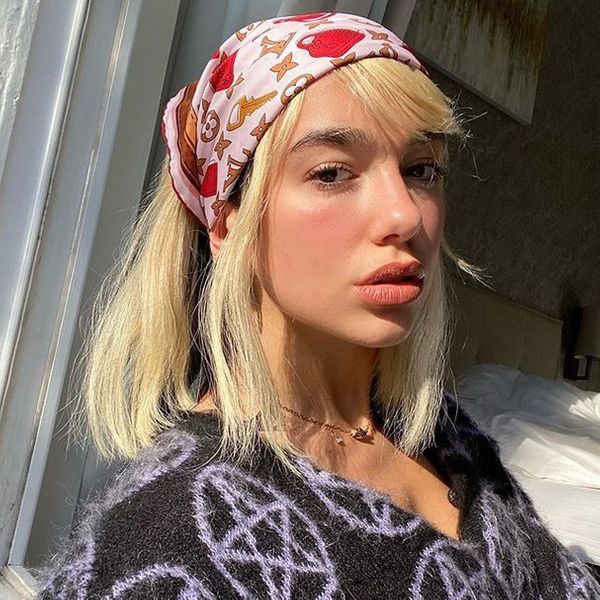 A pop star Dua Lipa também aderiu à trend e optou pelo estilo camponesa.