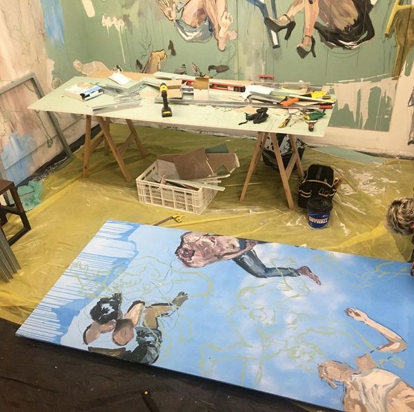 O artista Edu de Barros pinta a Galeria Sé, no Jardins, em São Paulo