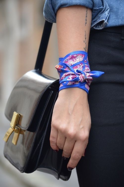 Pode ser um toque especial na bolsa ou até utilizado como pulseira.