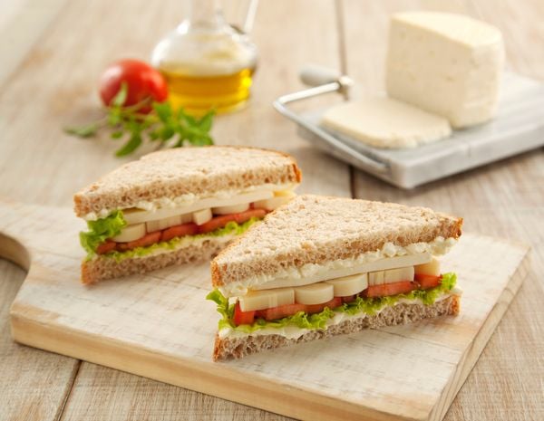 Sanduíche de queijo com tomate, alface e palmito