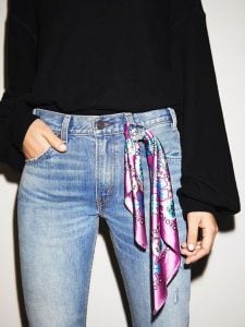 Seja como cinto ou apenas para dar um charme, o lenço na cintura pode dar um 'up' no look.
