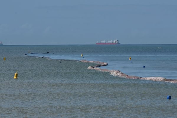 Vitória - ES - Equipamento instalado na Praia de Camburi para obra de engordamento da faixa de areia. por Vitor Jubini