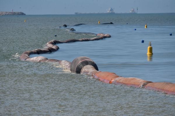 Vitória - ES - Equipamento instalado na Praia de Camburi para obra de engordamento da faixa de areia. por Vitor Jubini