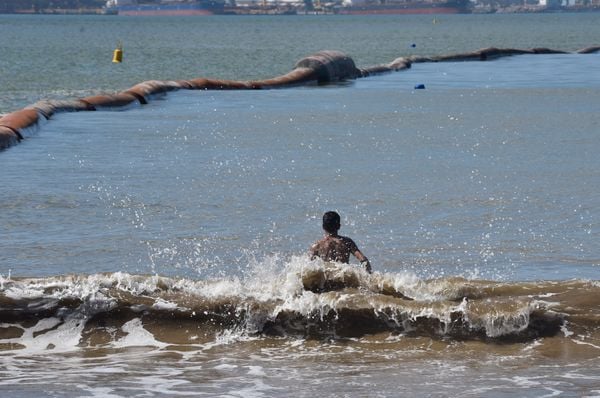 Vitória - ES - Equipamento instalado na Praia de Camburi para obra de engordamento da faixa de areia. por Vitor Jubini
