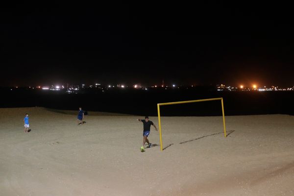 Vitória - ES - Local na Praia de Camburi aceso mesmo após a prefeitura de Vitória confirmar a redução da iluminação pública para evitar aglomerações. por Vitor Jubini