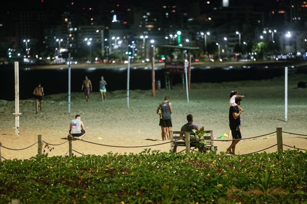 Vitória - ES - Local na Praia de Camburi aceso mesmo após a prefeitura de Vitória confirmar a redução da iluminação pública para evitar aglomerações. por Vitor Jubini