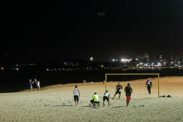 Vitória - ES - Local na Praia de Camburi aceso mesmo após a prefeitura de Vitória confirmar a redução da iluminação pública para evitar aglomerações. por Vitor Jubini