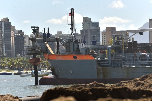 Vitória - ES - Obra de engordamento da faixa de areia na Curva da Jurema. por Vitor Jubini