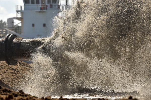 Vitória - ES - Obra de engordamento da faixa de areia na Curva da Jurema. por Vitor Jubini