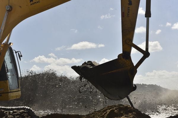 Vitória - ES - Obra de engordamento da faixa de areia na Curva da Jurema. por Vitor Jubini