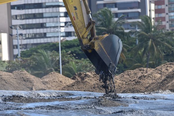 Vitória - ES - Obra de engordamento da faixa de areia na Curva da Jurema. por Vitor Jubini