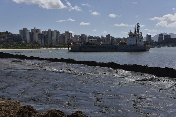 Vitória - ES - Obra de engordamento da faixa de areia na Curva da Jurema. por Vitor Jubini