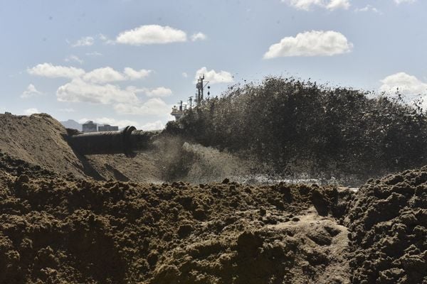 Vitória - ES - Obra de engordamento da faixa de areia na Curva da Jurema. por Vitor Jubini