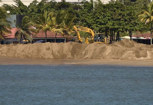 Vitória - ES - Obra de engordamento da faixa de areia na Curva da Jurema. por Vitor Jubini