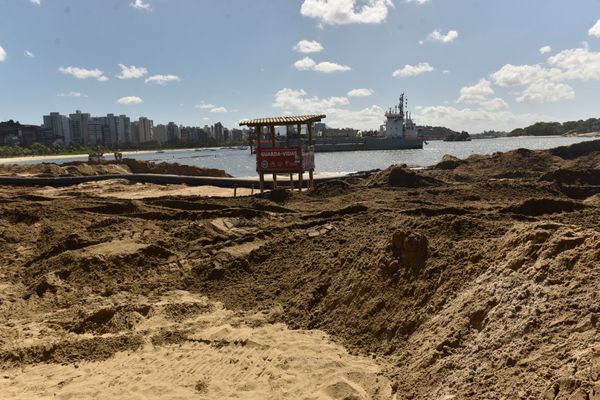 Vitória - ES - Obra de engordamento da faixa de areia na Curva da Jurema.