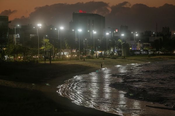 Vitória - ES - Prefeitura de Vitória reduz iluminação pública em alguns pontos da cidade, como as areias da Praia de Camburi, para evitar aglomerações.
