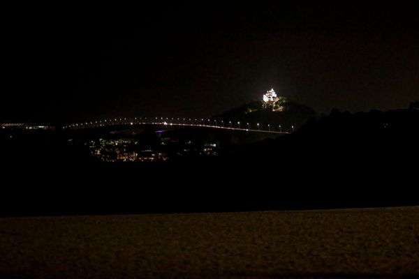 Vitória - ES - Prefeitura de Vitória reduz iluminação pública em alguns pontos da cidade, como as areias da Praia de Camburi, para evitar aglomerações. por Vitor Jubini