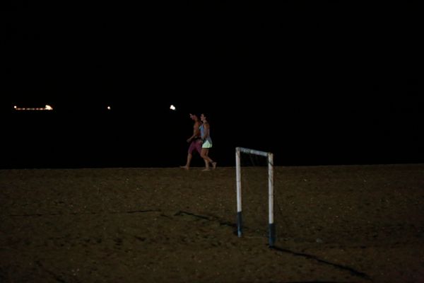 Vitória - ES - Prefeitura de Vitória reduz iluminação pública em alguns pontos da cidade, como as areias da Praia de Camburi, para evitar aglomerações. por Vitor Jubini