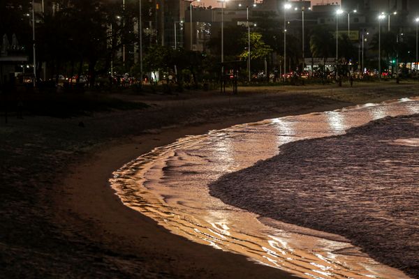 Vitória - ES - Prefeitura de Vitória reduz iluminação pública em alguns pontos da cidade, como as areias da Praia de Camburi, para evitar aglomerações. por Vitor Jubini