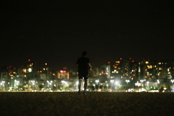 Vitória - ES - Prefeitura de Vitória reduz iluminação pública em alguns pontos da cidade, como as areias da Praia de Camburi, para evitar aglomerações. por Vitor Jubini