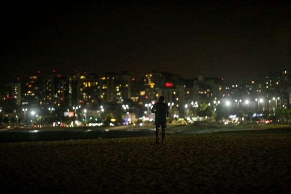 Vitória - ES - Prefeitura de Vitória reduz iluminação pública em alguns pontos da cidade, como as areias da Praia de Camburi, para evitar aglomerações. por Vitor Jubini