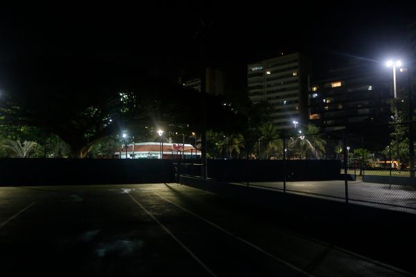 Vitória - ES - Prefeitura de Vitória reduz iluminação pública em alguns pontos da cidade, como na Praça dos Namorados, para evitar aglomerações.