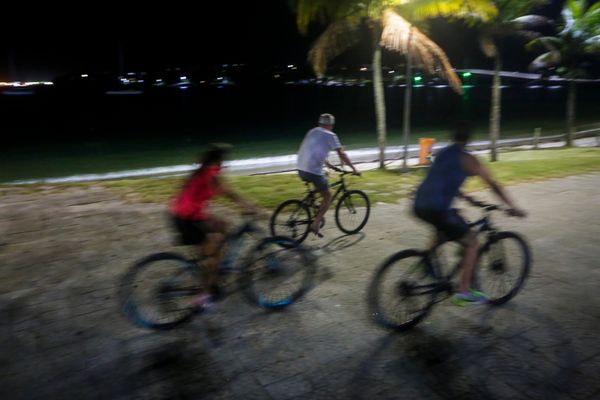 Vitória - ES - Prefeitura de Vitória reduz iluminação pública em alguns pontos da cidade, como na Praça dos Namorados, para evitar aglomerações. por Vitor Jubini