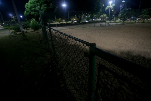 Vitória - ES - Prefeitura de Vitória reduz iluminação pública em alguns pontos da cidade, como na Praça dos Namorados, para evitar aglomerações.