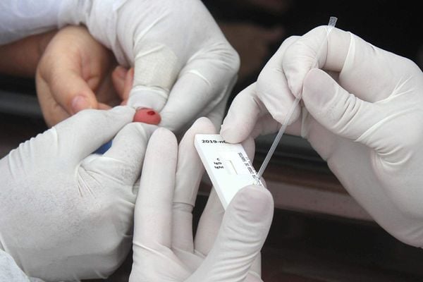 Agente de saúde coletará uma pequena quantidade de sangue para realizar o teste rápido nas residências