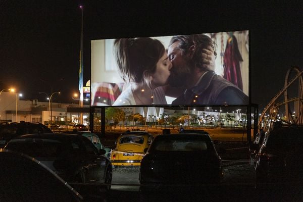 Filmes nacionais estreiam em drive-in para cumprir regra, mas