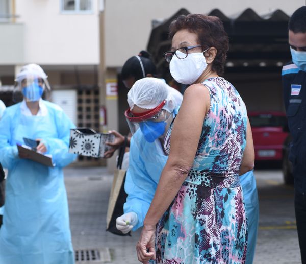 Data:13/05/2020 - ES - Vitória - Equipe da Unidade de Saúde, fazendo o inquérito sorológico no Bairro Jardim Camburi. por Ricardo Medeiros