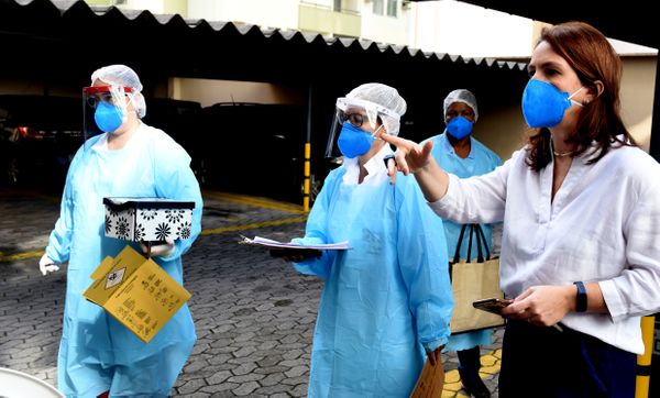 Data:13/05/2020 - ES - Vitória - Equipe da Unidade de Saúde, fazendo o inquérito sorológico no Bairro Jardim Camburi.  por Ricardo Medeiros