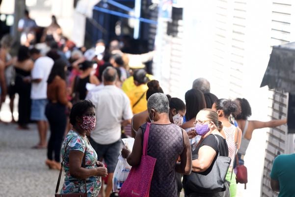 Data:13/05/2020 - ES - Vitória - Fila para entrar na Casas Bahia, Centro de Vitória. por Ricardo Medeiros