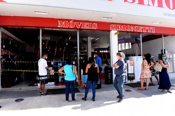 Data:13/05/2020 - ES - Vitória - Fila para entrar na Casas Bahia, Centro de Vitória  por Ricardo Medeiros