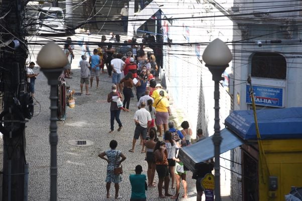 Data:13/05/2020 - ES - Vitória - Fila para entrar na Casas Bahia, Centro de Vitória  por Ricardo Medeiros