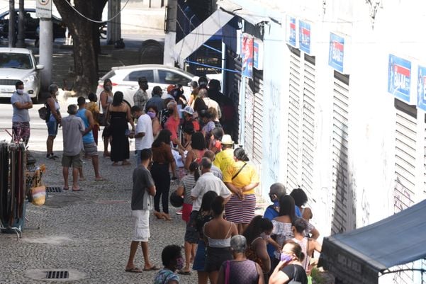 Data:13/05/2020 - ES - Vitória - Fila para entrar na Casas Bahia, Centro de Vitória  por Ricardo Medeiros
